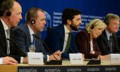 Mitglieder der neuen Fraktion Identität und Demokratie, in der Mitte der Vorsitzende Marco Zanni. (© picture-alliance/dpa)