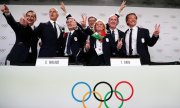 Mitglieder der italienischen Delegation freuen sich über den Zuschlag. (© picture-alliance/dpa)