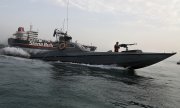 A ship of the Iranian Revolutionary Guard and the tanker Steno Impero. (© picture-alliance/dpa)