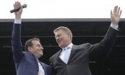 Людовик Орбан (слева) и Клаус Йоханнис в мае 2019-го года на выступлении в рамках предвыборной кампании в Европарламент. (© picture-alliance/dpa)