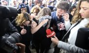 L'accusée, accompagnée par sa mère, se rend au tribunal de Paralimni. (© picture-alliance/dpa)