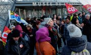 Members of trade unions CGT and Sud occupying the entrance to the Louvre on 17 January. (© picture-alliance/dpa)