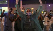 Hospital staff thanking local residents for their applause in Madrid. (© picture-alliance/dpa)