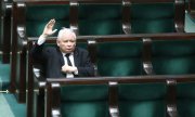 PiS Chairman Jarosław Kaczyński in the almost empty parliament on March 26. (© picture-alliance/dpa)