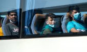 Ein Bus bringt die Minderjährigen vom Flughafen Hannover zu ihrer Unterkunft.  (© picture-alliance/dpa)