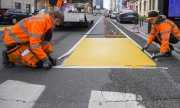 A new cycle path being laid out on Brussels' Boulevard Emile Jacqmain on 5 May 2020. (© picture-alliance/dpa)