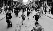 The Dutch celebrate their liberation from the Nazi occupation on 5 May 1945. (© picture-alliance/dpa)