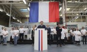 Макрон на заводе компании Valeo - крупного поставщика комплектующих для автомобилей. Завод расположен в городе Этапль на севере Франции.  (© picture-alliance/dpa)
