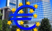 Экстренную программу скупки облигаций ЕЦБ представил уже в марте. (© picture-alliance/dpa)