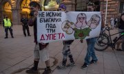 Demonstrators carrying a banner lambasting Boyko Borisov, the Chief Public Prosecutor Ivan Geshev and the former leader of the Turkish minority party Ahmed Dogan. (© picture-alliance/dpa)