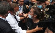 Macron patlamada ağır hasar gören Beyrut'un Gemmayze semtinde bir kadınla konuşurken. (© picture-alliance/dpa)