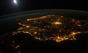 The Iberian Peninsula at night. (© picture-alliance/dpa)