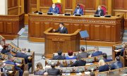 Zelensky in the Rada, the Ukrainian parliament. (© picture-alliance/dpa)