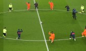 Avant le coup d'envoi du match, qui s'est finalement tenu mercredi, joueurs et arbitres se sont agenouillés en signe de protestation contre le racisme. (© picture-alliance/dpa)