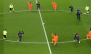 At the beginning of the catch-up game, the players and referees knelt on the pitch in protest against racism. (© picture-alliance/dpa/Xavier Laine)