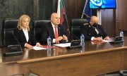 Bulgaria's Chief Prosecutor Geshev (center) announces the incident on March 19. (© picture-alliance/dpa)