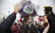 La population de Diyarbakır célèbre le nouvel an kurde tout en protestant contre le projet d'interdiction. (© picture-alliance/dpa)
