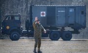 Otopeni'de hastane konteynerlerinin sevkiyatı (Mart 2020).  (© picture-alliance/Vadim Ghirda)