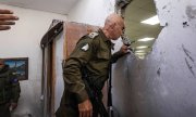 Ашкелон: офицер израильской армии осматривает дом, в который попала ракета, выпущенная ХАМАС. (© picture-alliance/dpa)