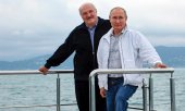 Lukaschenka und Putin posieren während einer Bootsfahrt auf dem Schwarzen Meer. (© picture-alliance/Sergei Ilyin)