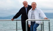 Lukashenka and Putin pose during a boat trip on the Black Sea. (© picture-alliance/Sergei Ilyin)