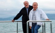 Lukaşenka ve Putin Karadeniz'de bir teknede poz verirken. (© picture-alliance/Sergei Ilyin)