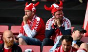 Bestürzung bei dänischen Fans während der Partie im Kopenhagener Parken-Stadion. (© picture-alliance/Stuart Franklin)