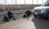 Zwei Flüchtlinge werden an der griechisch-türkischen Grenze von der Polizei aufgehalten. (© picture-alliance/Nicolas Economou)