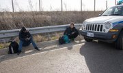 Two refugees are stopped by police at the Greek-Turkish border. (© picture-alliance/Nicolas Economou)