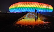 Как во время матча бундеслиги в январе сего года: освещение стадиона во время игры Чемпионата Европы согласно задумке городских властей Мюнхена. (© picture-alliance/Франк Хёрман)