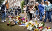 Amsterdam'da insanlar de Vries için dayanışma mesajları ve çiçek bırakırken. (© picture-alliance/Koen van Weel)