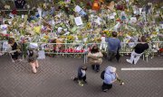Flowers at the site of the attack. (© picture-alliance/Ramon van Flymen)