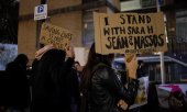 Davayı protesto edenler Londra'daki Yunanistan büyükelçiliği önünde. (© picture alliance/ZUMAPRESS.com/Hesther Ng)