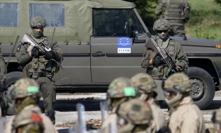 Австрийские солдаты в рамках операции Сил Европейского союза в Боснии и Герцеговине. (© picture-alliance/AP Photo/Кемаль Софтика)