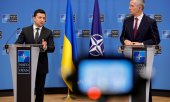 Nato-Generalsekretär Stoltenberg und der ukrainische Präsident Selenskyi trafen sich am 16.12. in Brüssel. (© picture-alliance/AP/Olivier Matthys)