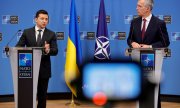 Генеральный секретарь НАТО Столтенберг и президент Украины Зеленский на встрече 16 декабря 2021 года в Брюсселе. (© picture-alliance/AP/Оливье Маттяйс)