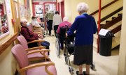 Seniors in a nursing home in Colmar.  (© picture alliance/PHOTOPQR/L'ALSACE/MAXPPP/Vanessa MEYER)