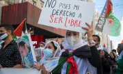 "Tritt mein Recht, frei zu sein, nicht mit Füßen" steht auf dem Plakat einer Demonstrantin für die saharauische Unabhängigkeit im November 2021 in Madrid. (© picture-alliance/dpa)