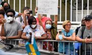 Demonstrators greeting William and Kate in Nassau, Bahamas, on 25 March. (© picture alliance/empics/Toby Melville)