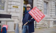 24. Januar 2022, London: Aktivist Steve Bray hält ein Anti-Boris-Johnson-Plakat vor dem Cabinet Office. (© picture alliance / ZUMAPRESS.com / Vuk Valcic)