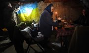 Viele Menschen harren im Bunker aus, um zu überleben, wie hier in Charkiw. (© picture alliance / ZUMAPRESS.com/Carol Guzy)