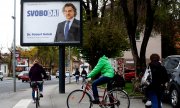 Robert Golob'un Slovenya'nın başkenti Ljubljana'da asılı bir seçim afişi. 21 Nisan 2022. (© picture alliance / EPA  ANTONIO BAT)