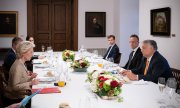 Ungarns Premier Viktor Orbán (rechts) mit EU-Kommissionspräsidentin Ursula von der Leyen bei einem Arbeitsessen in Budapest am 9. Mai 2022. (© picture alliance/Xinhua News Agency/Vivien Cher Benko)