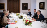 Премьер-министр Венгрии Виктор Орбан (справа) и председатель Еврокомиссии Урсула фон дер Ляйен в ходе рабочего ужина в Будапеште 9 мая 2022 года. (© picture alliance/Xinhua News Agency/Вивьен Шер Бенко)