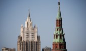 Ein Blick auf das russische Außenministerium und einen Turm des Moskauer Kremls. (© picture alliance/dpa/TASS / Sergei Bobylev)