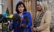 Sinn Féin leader Mary Lou McDonald (left) and Deputy First Minister of Northern Ireland Michelle O'Neill on the sidelines of talks in Belfast on 17 February. (© picture alliance / ASSOCIATED PRESS / Liam McBurney)