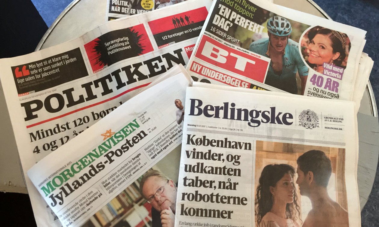 Denmark's leading daily newspapers on a table in a cafe in Copenhagen.Les plus grands quotidiens danois, sur la table d'un café de Copenhague.