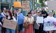 A protest against Rammstein concerts last week in Munich. (© picture alliance/dpa/Sven Hoppe)