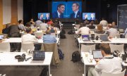 Journalisten verfolgen das TV-Duell zwischen Premier Sánchez und Herausforderer Feijóo am 10. Juli in Madrid. (© picture alliance / abaca / Europa Press/ABACA)