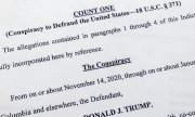 Die Anklageschrift: Unter anderem wird Trump "Verschwörung" vorgeworfen. (© picture alliance / ASSOCIATED PRESS / Jon Elswick)